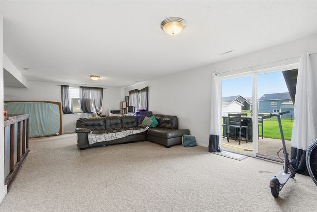 2413 Radcliffe Drive SW, Cedar Rapids, IA 52404