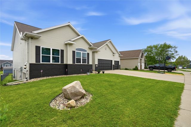 2413 Radcliffe Drive SW, Cedar Rapids, IA 52404