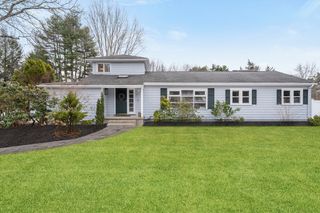 2 Stagecoach Rd, Medfield, MA 02052