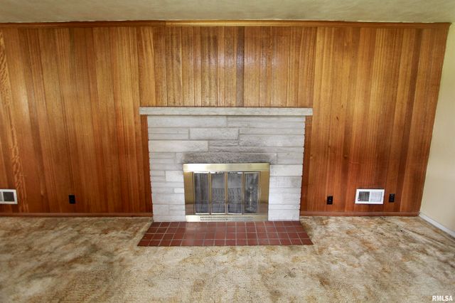 6210 N NORTHMOOR Court, Peoria, IL 61614