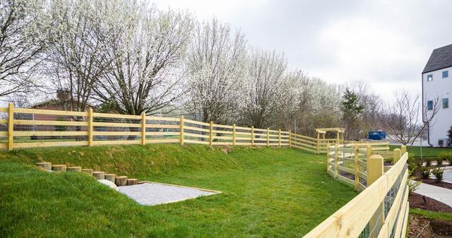 330 E Village Ln, Nashville, TN 37216