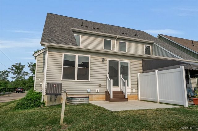 902 Carriage Lane, West Seneca, NY 14224
