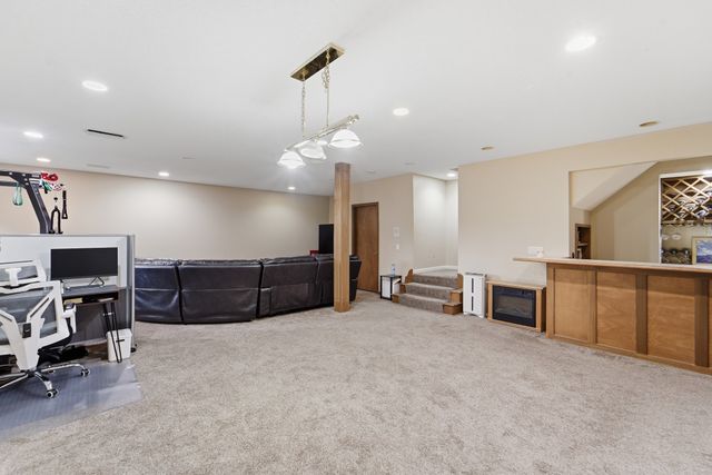 13556 VILLAGE Court, Clive, IA 50325