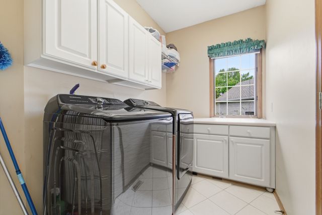 13556 VILLAGE Court, Clive, IA 50325