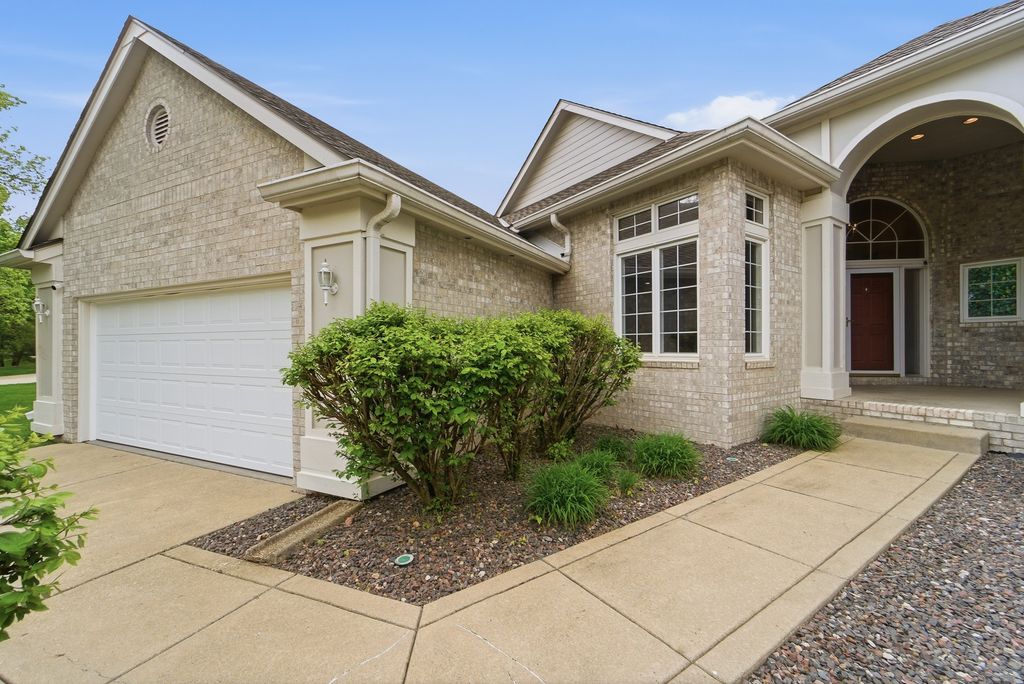 13556 VILLAGE Court, Clive, IA 50325