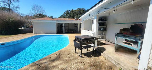 2100 Lafitte Street, Ocean Springs, MS 39564