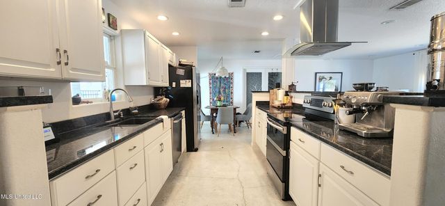 2100 Lafitte Street, Ocean Springs, MS 39564