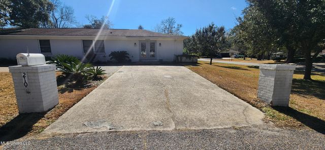 2100 Lafitte Street, Ocean Springs, MS 39564