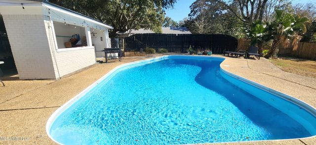 2100 Lafitte Street, Ocean Springs, MS 39564