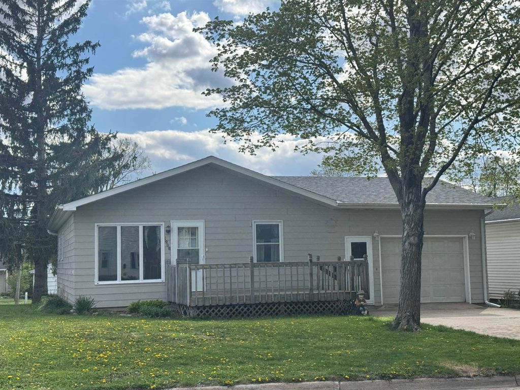 1908 Owen St., Charles City, IA 50616