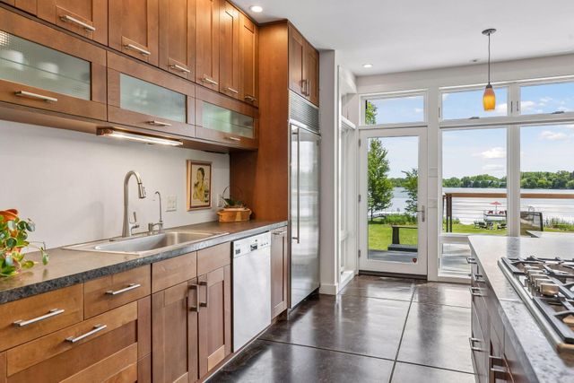 410 Mccarrons Boulevard N, Roseville, MN 55113