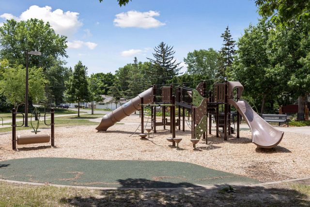 410 Mccarrons Boulevard N, Roseville, MN 55113