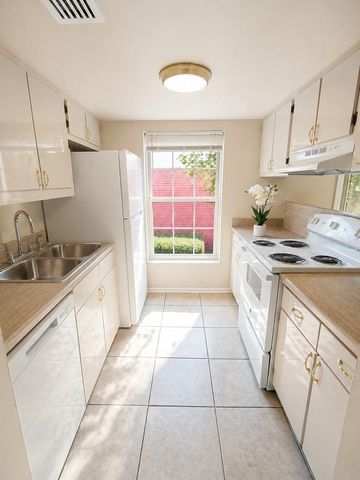1044 82ND TERRACE N 1044C, St Petersburg, FL 33702