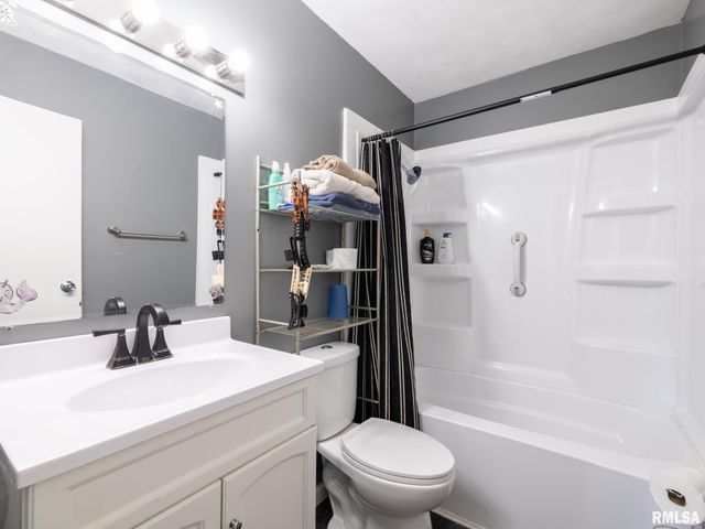 500 N 6TH Street, Pekin, IL 61554