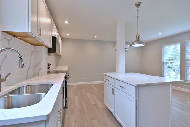 7215 W Farwell Avenue, Chicago, IL 60631