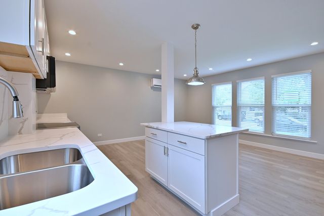 7215 W Farwell Avenue, Chicago, IL 60631