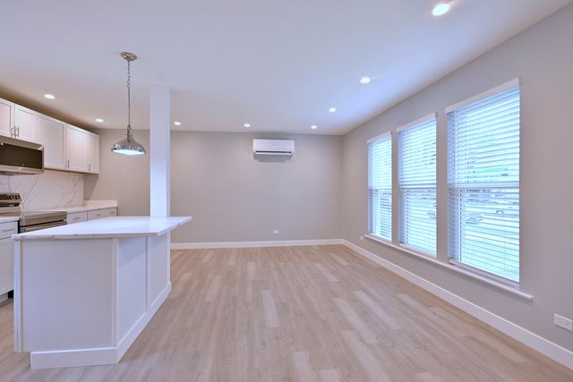 7215 W Farwell Avenue, Chicago, IL 60631