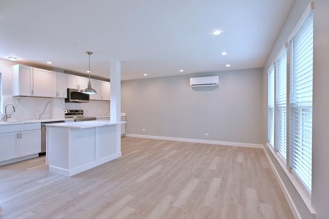 7215 W Farwell Avenue, Chicago, IL 60631