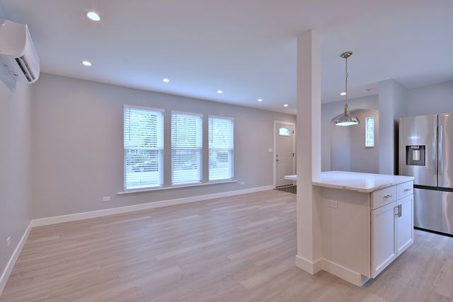 7215 W Farwell Avenue, Chicago, IL 60631