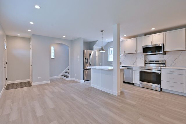 7215 W Farwell Avenue, Chicago, IL 60631