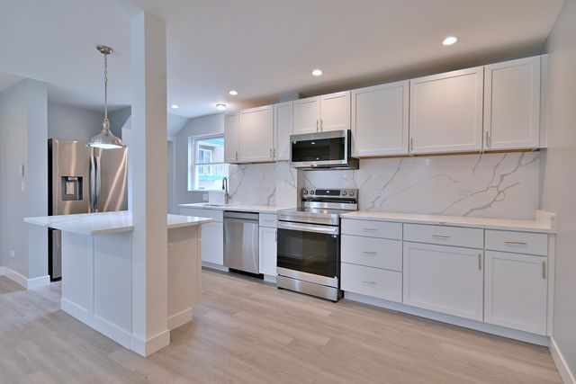 7215 W Farwell Avenue, Chicago, IL 60631