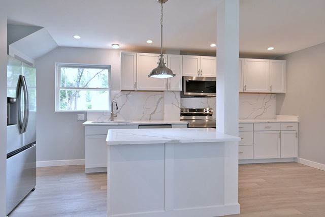 7215 W Farwell Avenue, Chicago, IL 60631