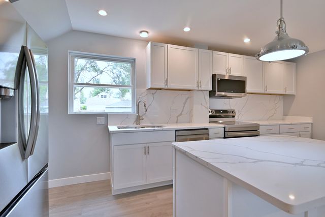 7215 W Farwell Avenue, Chicago, IL 60631