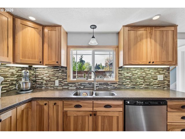 4725 DAISY St, Springfield, OR 97478