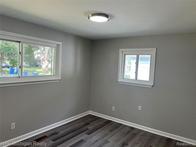 5709 Weddell Street, Dearborn Heights, MI 48125