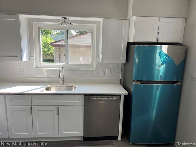 5709 Weddell Street, Dearborn Heights, MI 48125