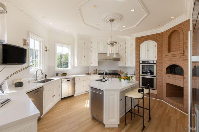 27 Upper Rd, Ross, CA 94957