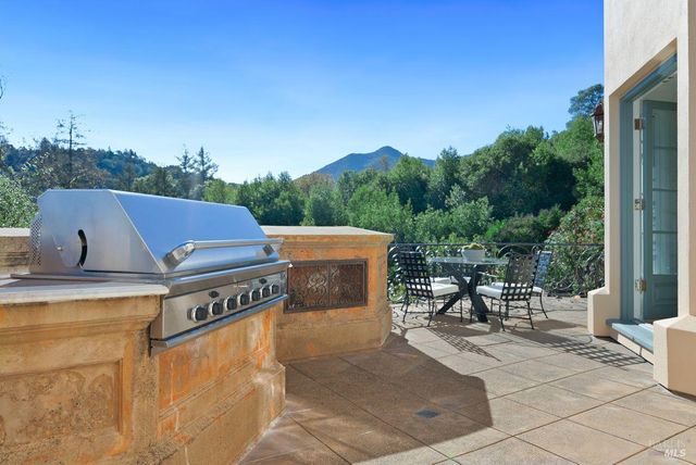 27 Upper Rd, Ross, CA 94957