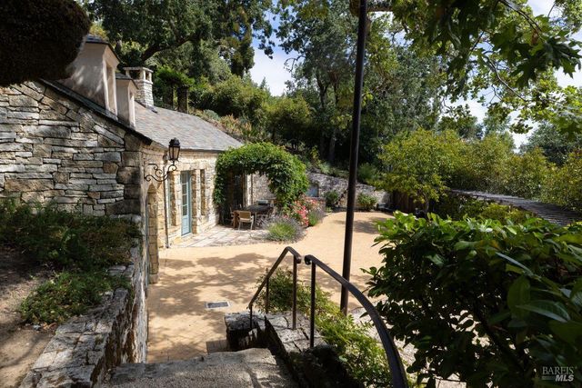 27 Upper Rd, Ross, CA 94957