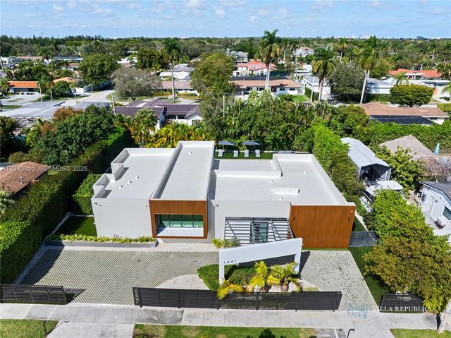 1941 NE 196th Ter, Miami, FL 33179