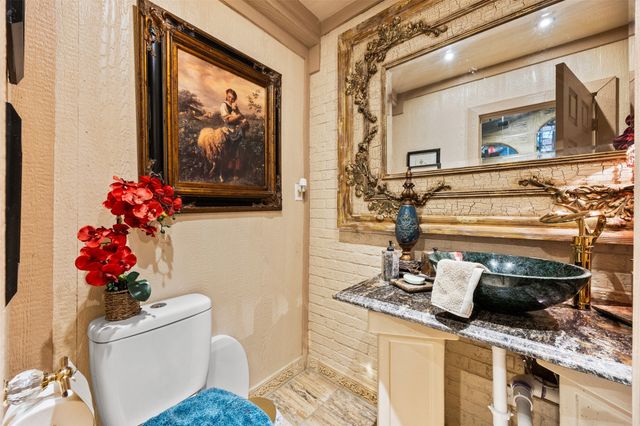 804 Valley Oaks Court, Arlington, TX 76012