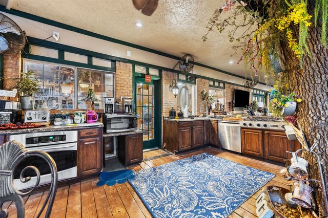 804 Valley Oaks Court, Arlington, TX 76012