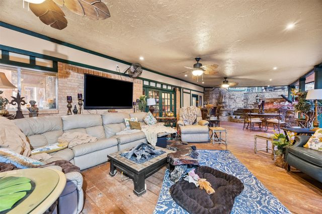 804 Valley Oaks Court, Arlington, TX 76012