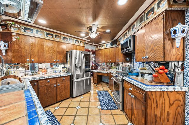 804 Valley Oaks Court, Arlington, TX 76012