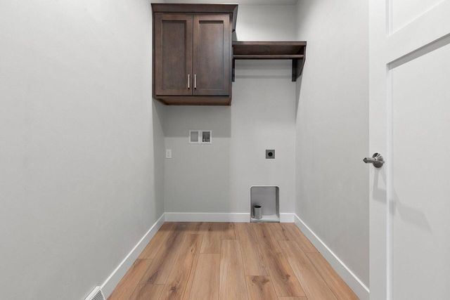 1925 Creekwood COURT, Manitowoc, WI 54220