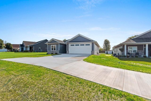 1925 Creekwood COURT, Manitowoc, WI 54220