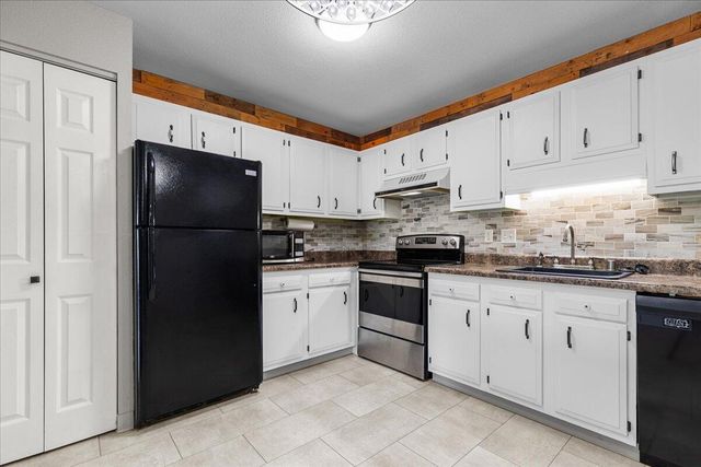 10824 W Donna DRIVE, Milwaukee, WI 53224