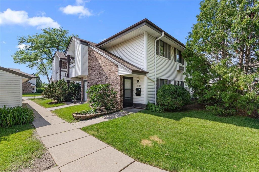 10824 W Donna DRIVE, Milwaukee, WI 53224