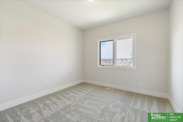 5516 N 212th Avenue, Elkhorn, NE 68022