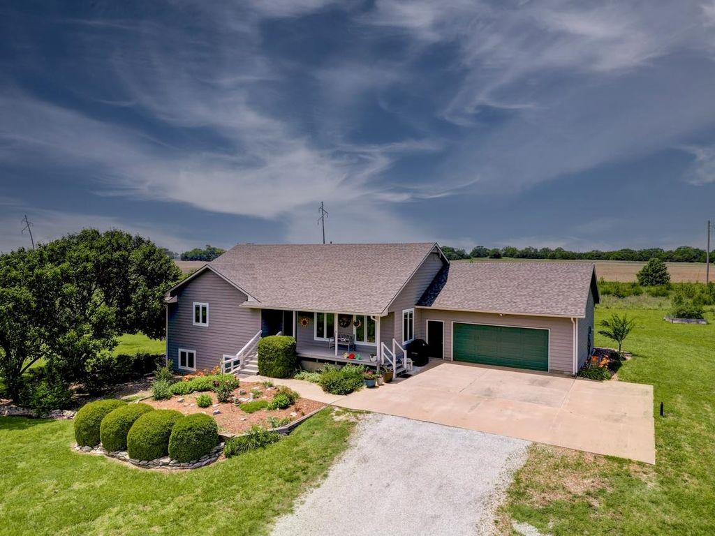 10 Leed Rd, Winfield, KS 67156