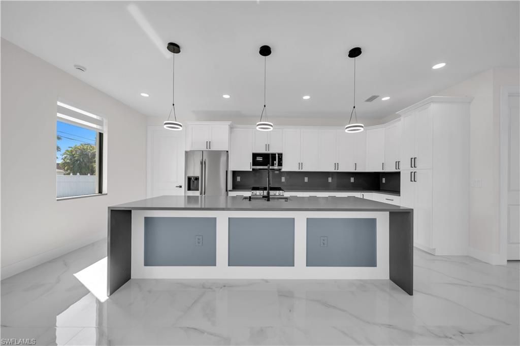 Image 12 of property listing at 807 Nicholas PKWY W, Cape Coral, FL 33991
