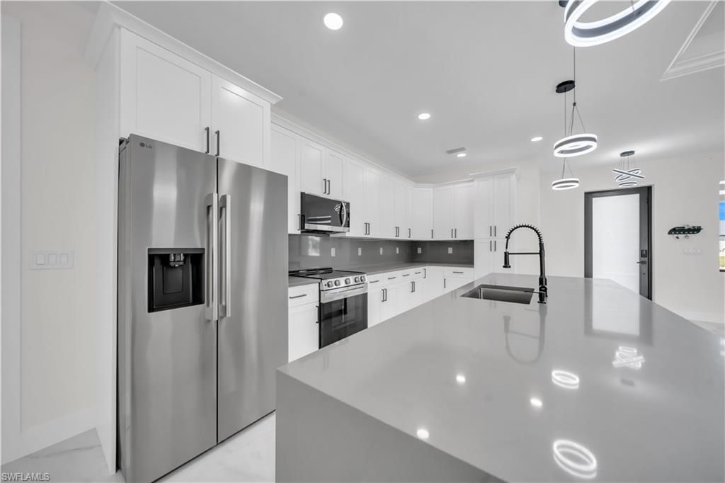 Image 15 of property listing at 807 Nicholas PKWY W, Cape Coral, FL 33991