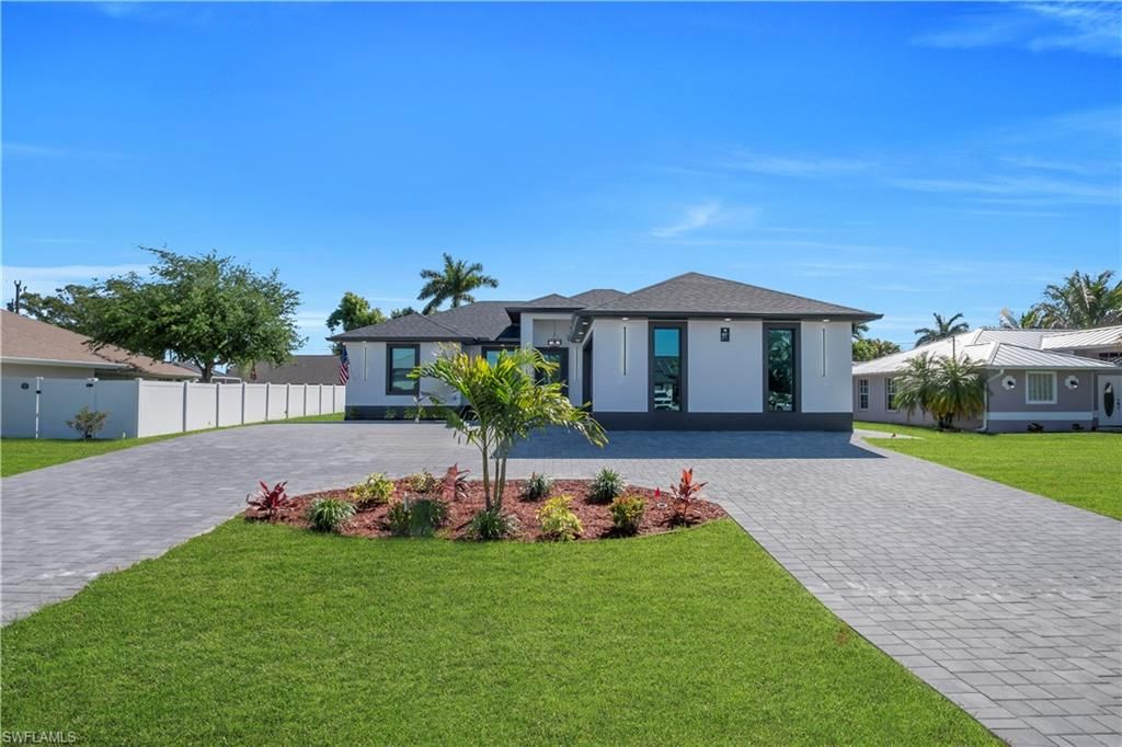 Image 5 of property listing at 807 Nicholas PKWY W, Cape Coral, FL 33991