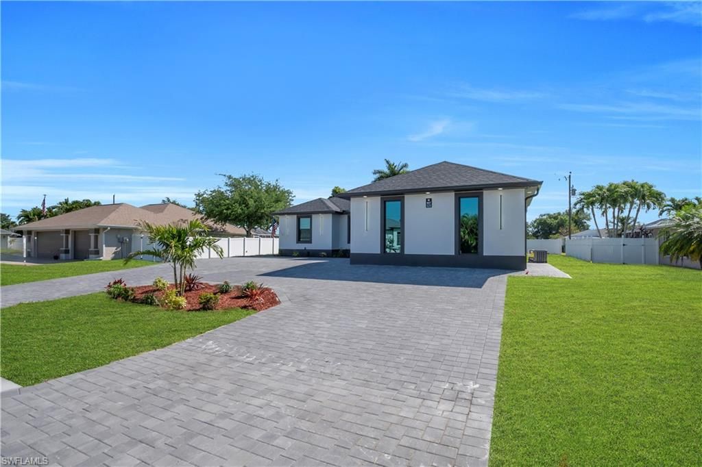 Image 6 of property listing at 807 Nicholas PKWY W, Cape Coral, FL 33991