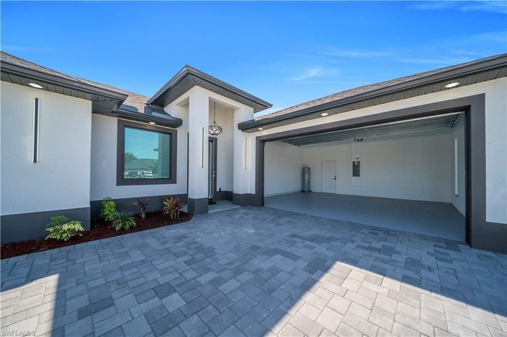 Image 8 of property listing at 807 Nicholas PKWY W, Cape Coral, FL 33991