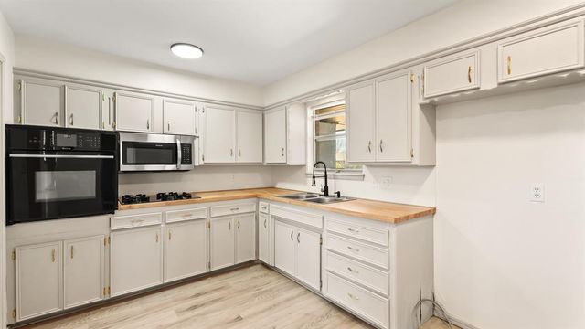 8005 S Youngs Boulevard, Oklahoma City, OK 73159